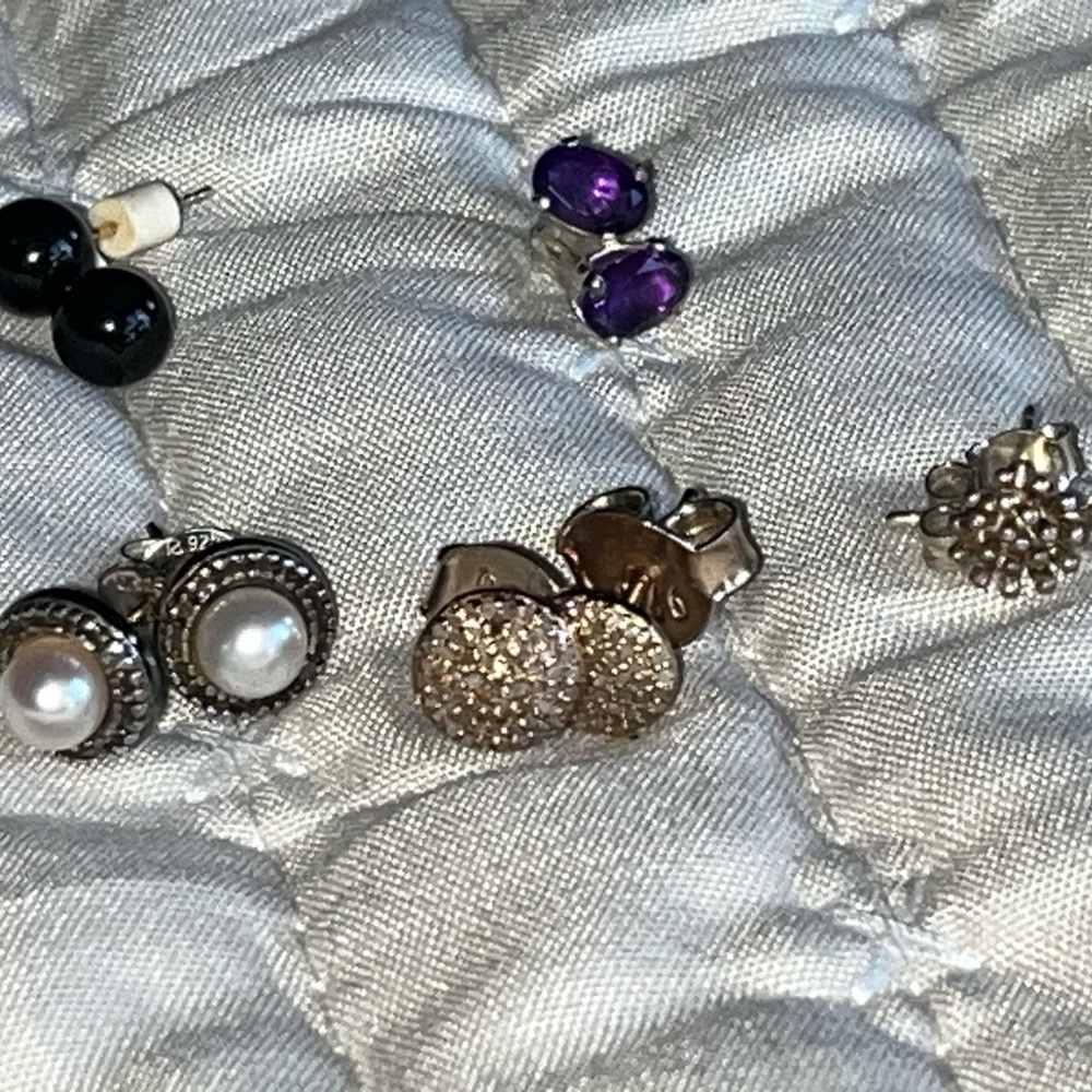 Group of silver 925 studs.